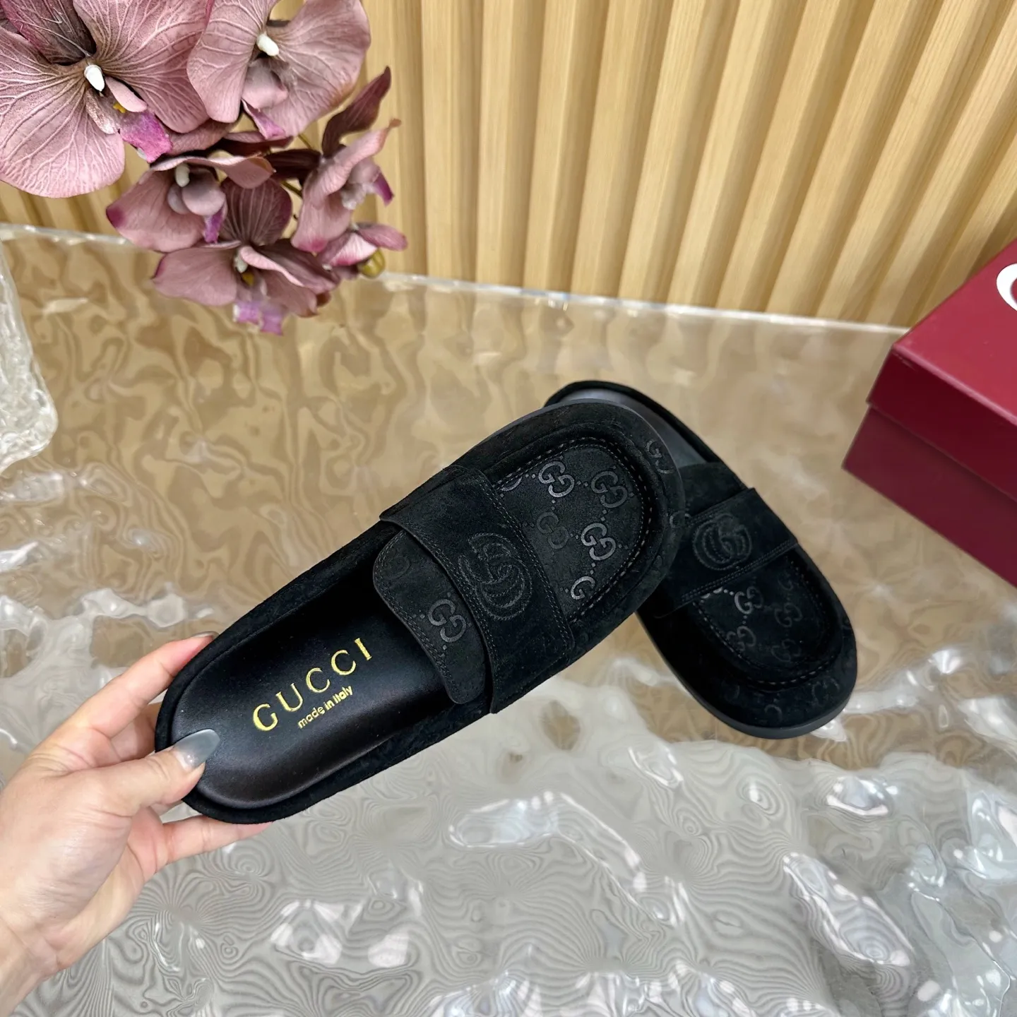 💕💕Factory direct selling price p460💕💕Synchronized spring and summer new styles at the counter⚠️Gucci new spring and summer double G fabric beach sandals thick soles Birkenstock slippers ———————————— G family always impresses people when it comes to embodying a sense of high-end. It looks like a simple style, but it is inexplicably high-end on the feet. It is very sexy, allowing you to easily match it to show off various styles👍 The upper is made of imported nubuck leather The interior is made of imported sheepskin and the original genuine leather outsole Size: 35-40